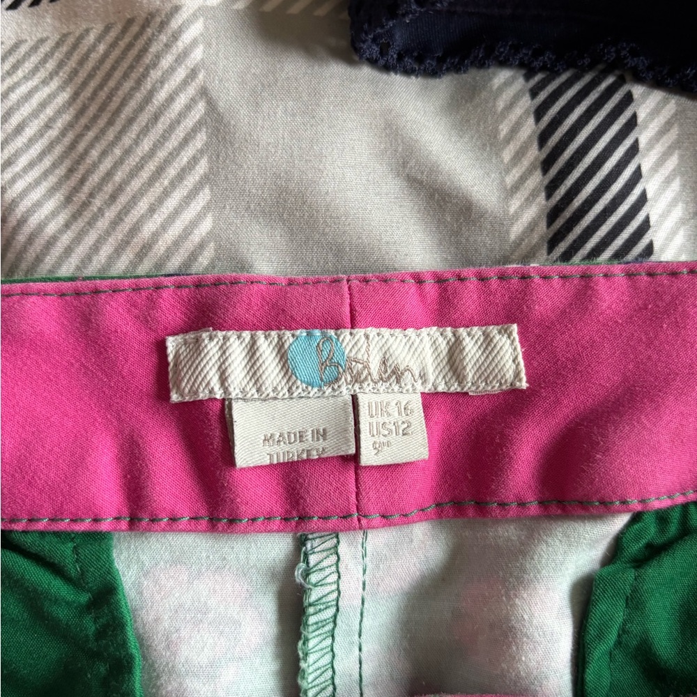 Boden Preppy Shorts - Picture 2 of 4